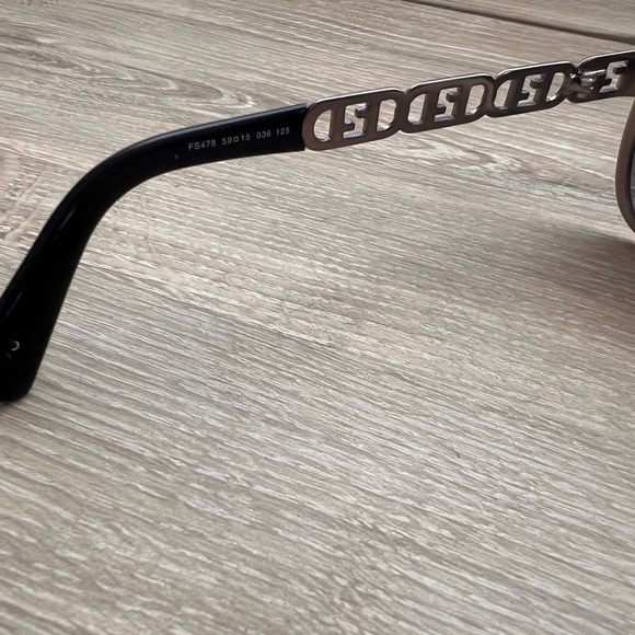 Fendi Black Sunglasses with Sleek Design - Picture 5 of 8